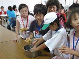 圖4：學童體驗親手洗石花菜