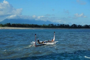 圖2.頂著一波波碎浪，奮力在都蘭山下逆風前行的「拜訪號」(海管處提供)