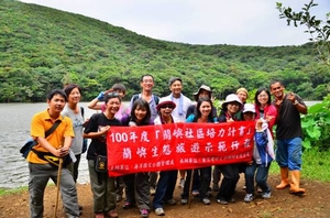 图2.攀登大天池可观察兰屿热带森林生态，并进行民族植物利用解说。(海管处提供)