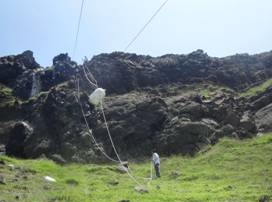 岩壁陡峭運輸不便，以吊掛方式清運海岸垃圾