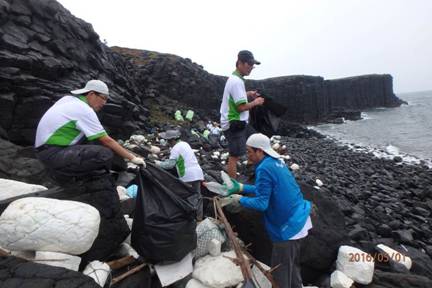 撿拾西吉嶼海岸廢棄物