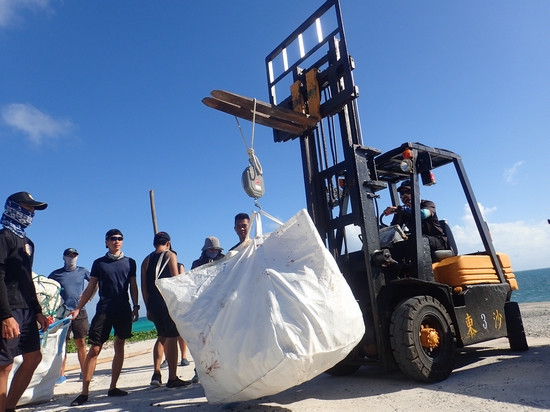 海巡指揮部用起重機協助海漂垃圾的秤重