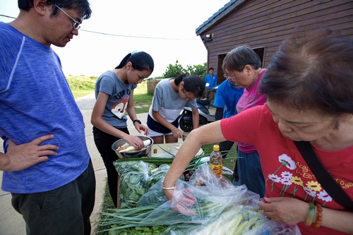 三代同堂家庭大地共享餐桌-自主、在地食材、分享