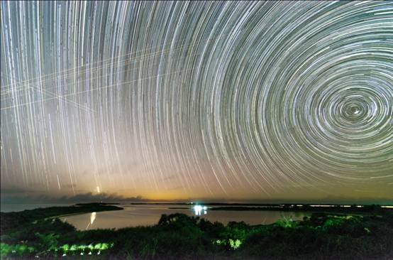 無數的星星伴著北極星繪出七彩的星軌，讓人想起梵谷的畫作-「星空」