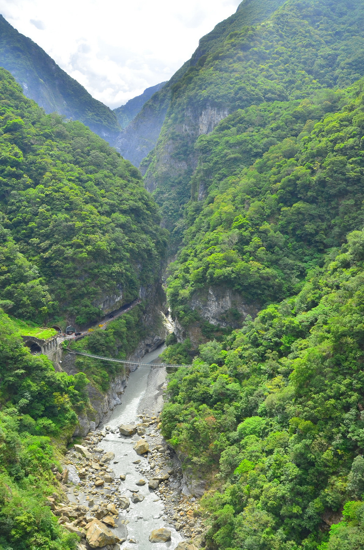 山月吊橋俯瞰燕子口