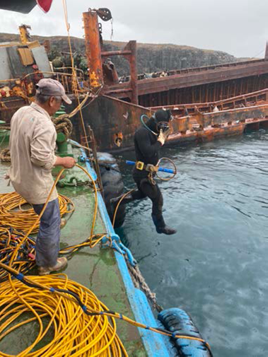 5月24日潛水員準備水下切割作業