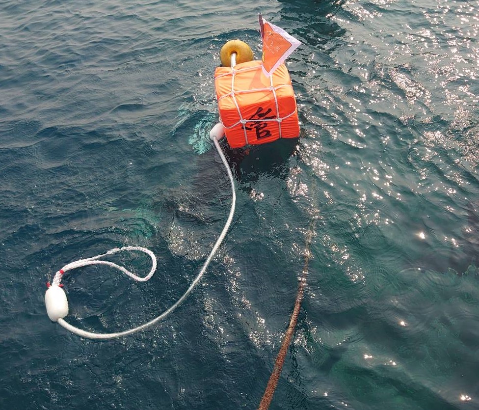 繫纜浮球設有明顯標示與機關名稱