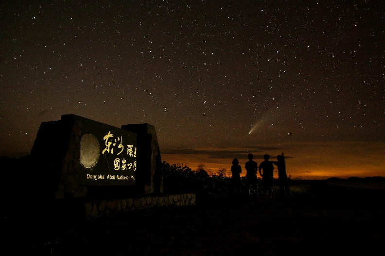 繁星覆蓋海天一色，是東沙環礁國家公園絕景 (吳明翰 攝)