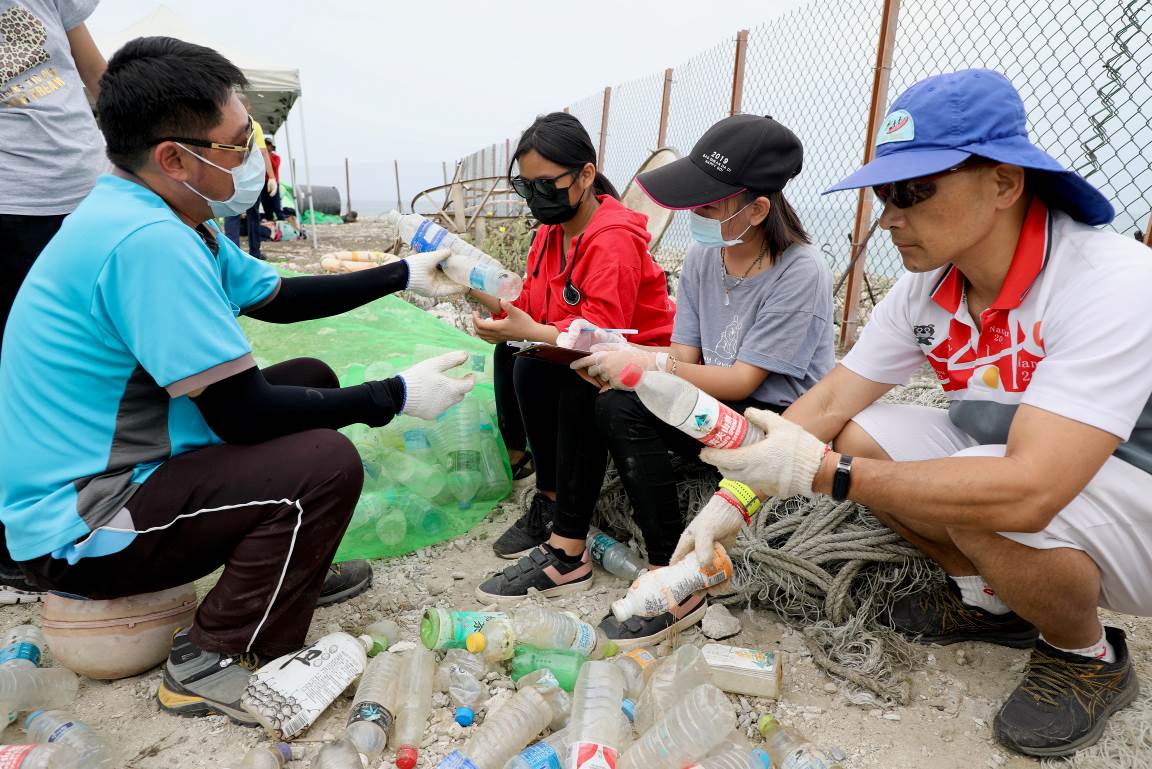 錦湖國小師生與特戰志工進行海漂垃圾來源分析