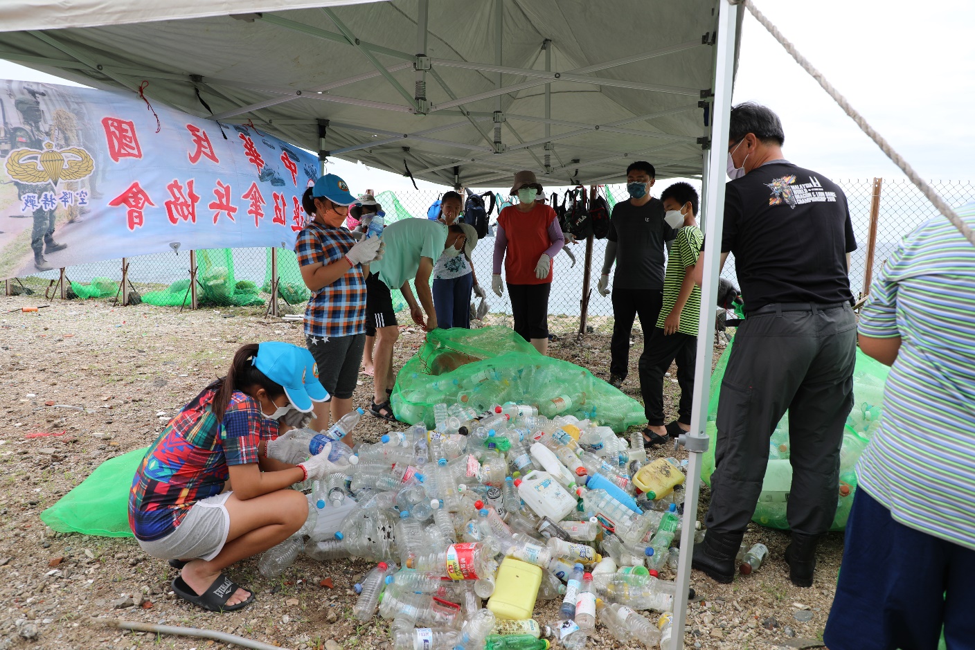 圖說：錦湖國小老師指導學童分辨寶特瓶來源