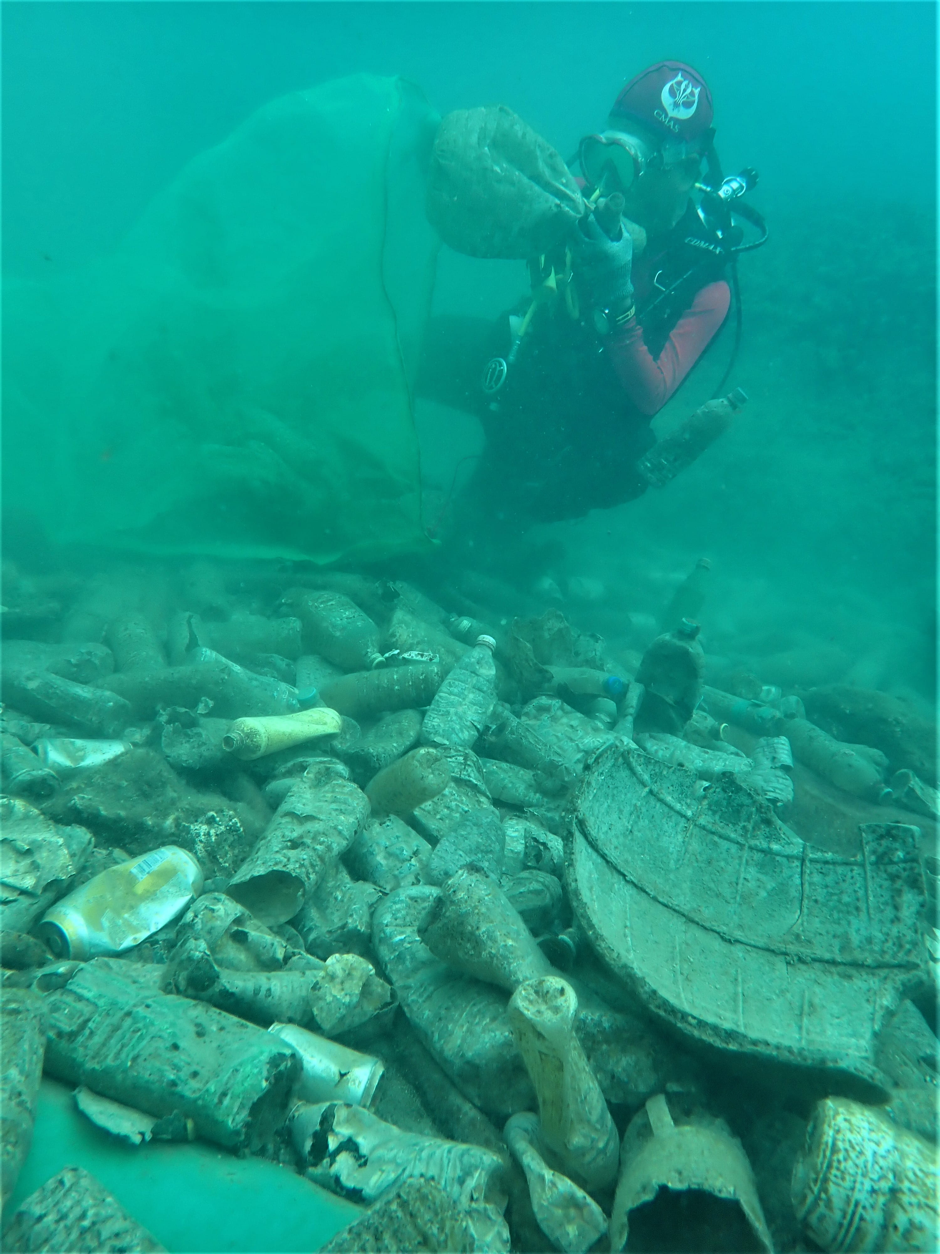 水下清理海洋廢棄物情形