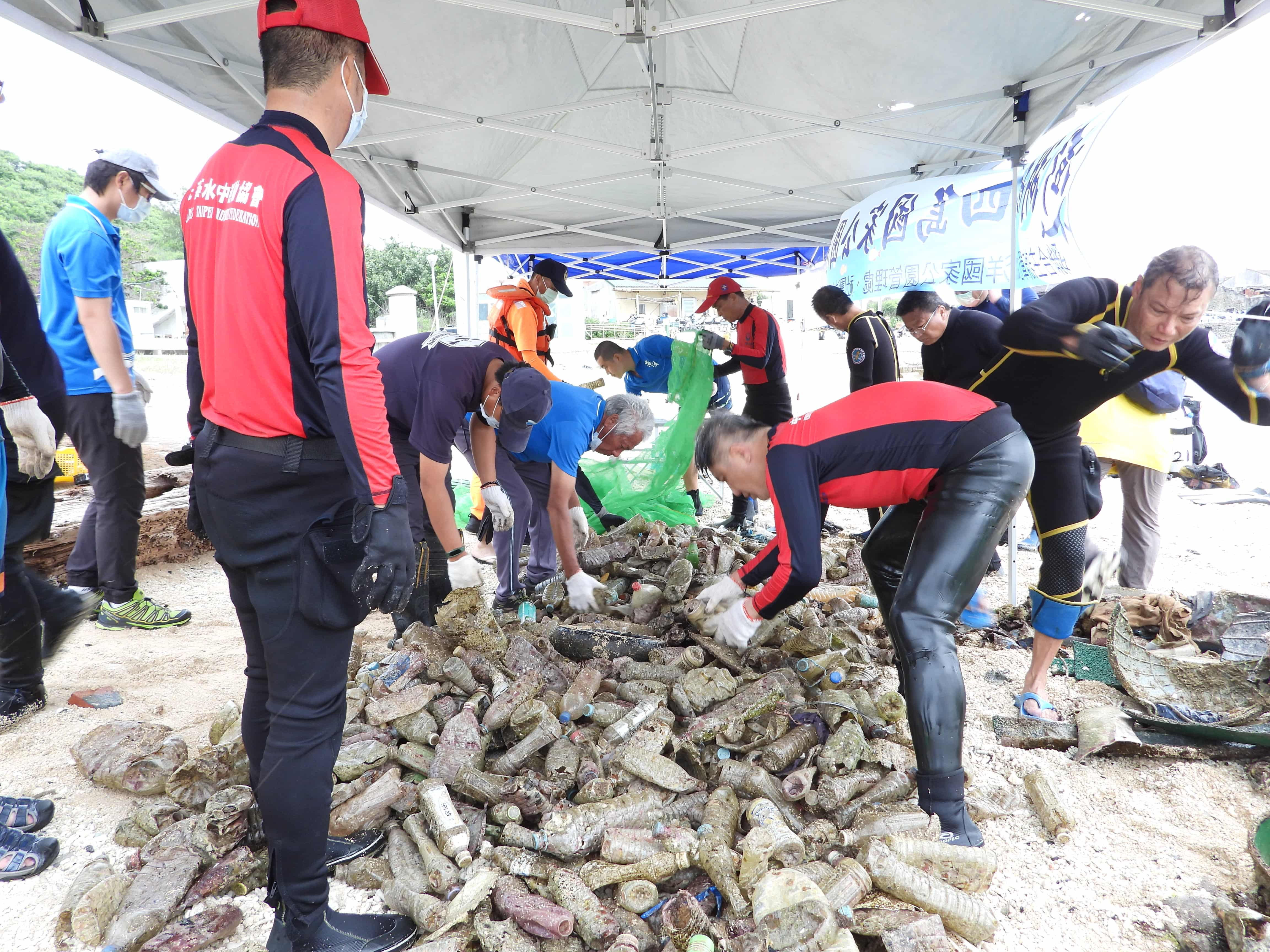 東吉嶼駐島單位、水中運動協會志工及海管處同仁共同整理淨海成果