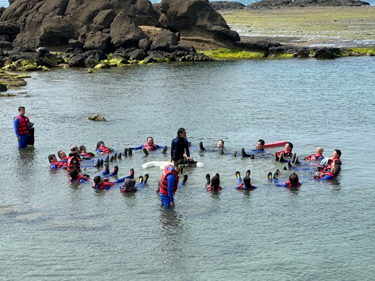 112年4月海域進階學員在東嶼坪浮潛觀察海域生態。