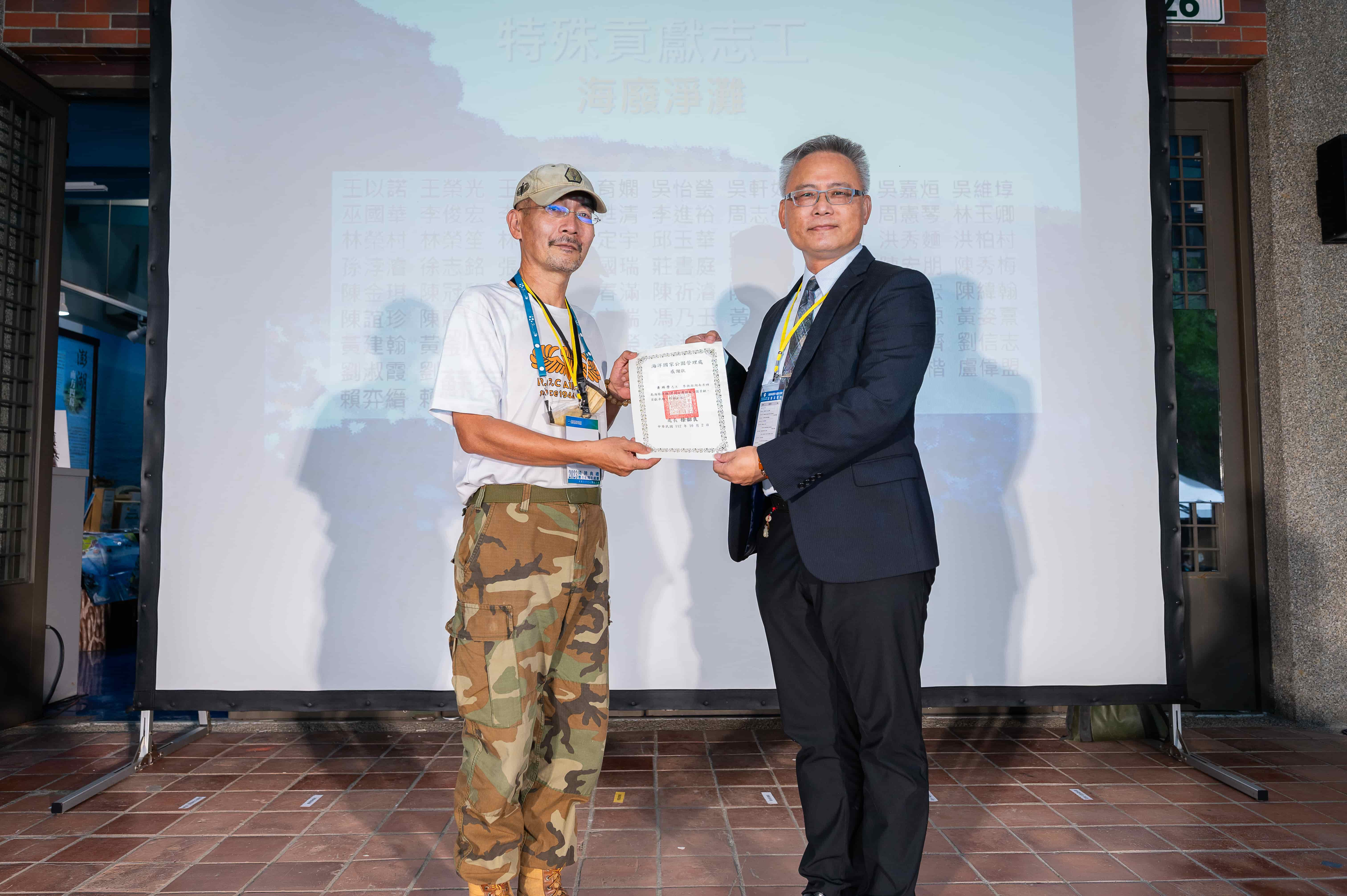 07_海管處感謝特戰志工長年陪伴及協助澎湖南方四島清除海洋廢棄物，致贈感謝狀，由程駿杰分署長頒獎