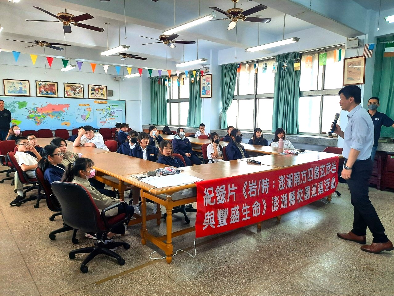 澎南國中藍淞地校長鼓勵學生認真學習地質知識，引導學生思考澎湖方山地形的成因